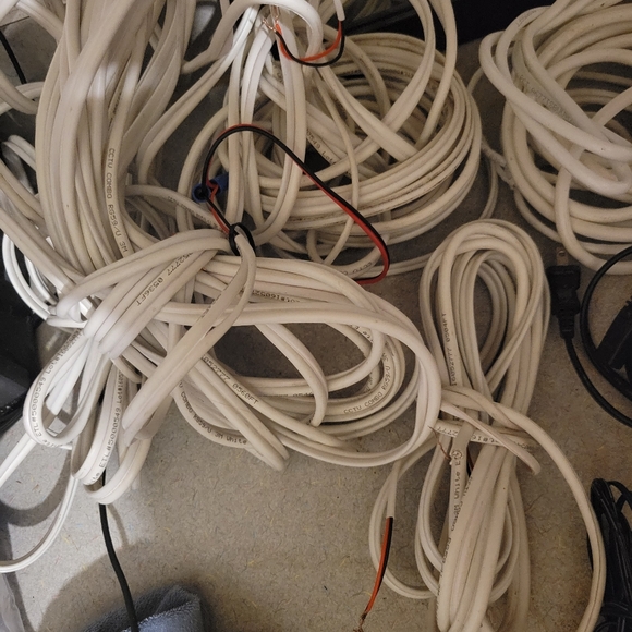 Swann security cameras with all cords to run - Picture 2 of 8